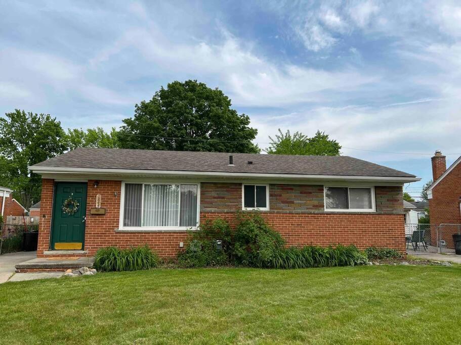 Cozy Bungalow In Madison Heights Exterior photo